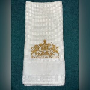 THE ROYAL COLLECTION BUCKINGHAM PALACE Lion & Unicorn TEA TOWEL  1 Unused